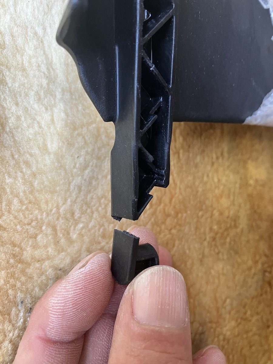 BMW サンルーフ部品 破損 修理前